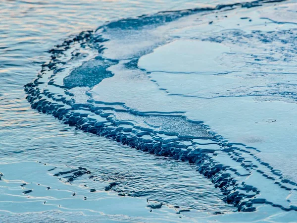Vysokoúhlý Pohled Modrou Polozamrzlou Vodu Mořský Led — Stock fotografie
