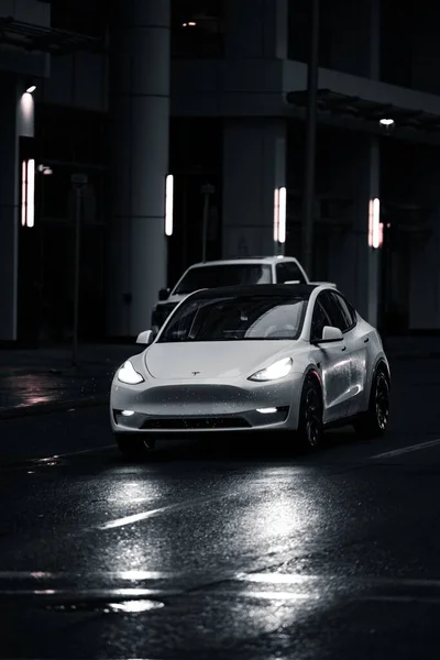 Close Vertical Tesla Branco Dirigindo Nas Estradas Estimação Nas Ruas — Fotografia de Stock