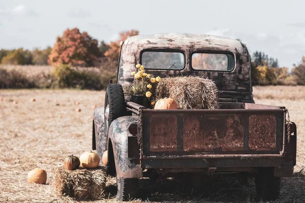 Vecchio Camion Arrugginito Decorato Autunno Con Zucche Fieno — Foto Stock