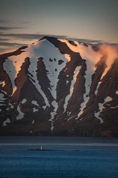 Utsikt Över Snöiga Berg Över Havet Vid Solnedgången Utforska Island — Stockfoto