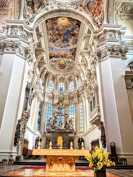 Interiér Katedrály Štěpána Žlutými Květy Sochami Pasově Německo — Stock fotografie