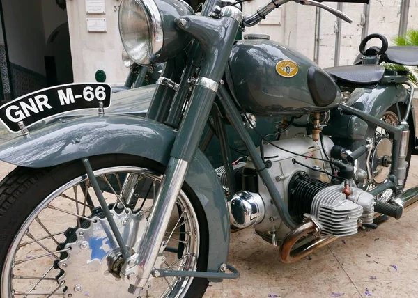 Ein Klassisches Motorrad Auf Der Straße Geparkt — Stockfoto
