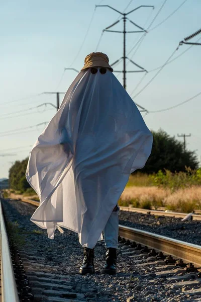 Egy Szellem Áll Vasúti Síneken Vidéken Halloween Koncepció — Stock Fotó