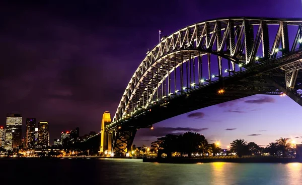 夜にライトアップされたシドニーハーバーブリッジ — ストック写真