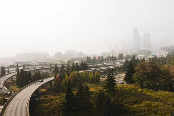Een Landschap Van Snelwegen Omringd Door Gebouwen Bedekt Met Mist — Stockfoto