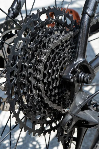 Eine Vertikale Aufnahme Der Kettenblätter Eines Fahrrads Auf Dem Unscharfen — Stockfoto