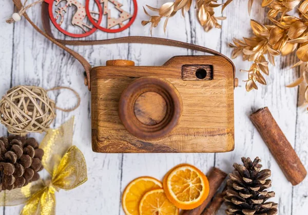 Masanın Üzerinde Noel Süsleriyle Süslenmiş Tahta Bir Kamera Oyuncağı — Stok fotoğraf