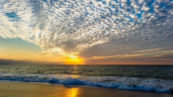 Ein Malerischer Sonnenuntergang Über Dem Meer — Stockfoto