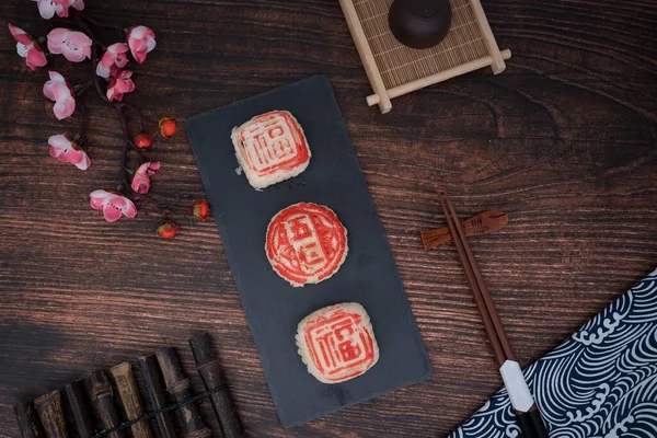 Una Vista Superior Pastelería China Con Letras Rojas Plato Negro —  Fotos de Stock