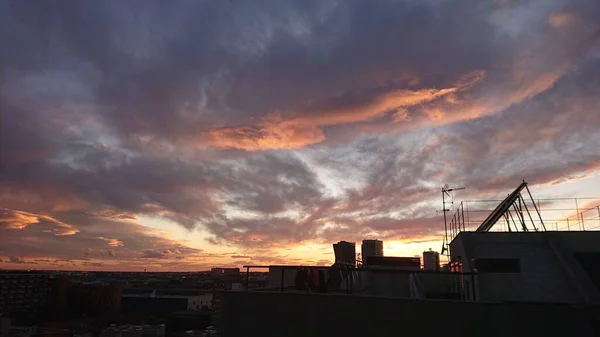Silhouetten Van Stad Gebouwen Onder Bewolkte Zonsondergang Hemel — Stockfoto