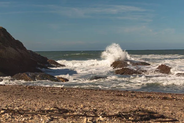 Γαλάζια Κύματα Της Βαθιάς Θάλασσας Πέφτουν Πάνω Στη Βραχώδη Ακτή — Φωτογραφία Αρχείου