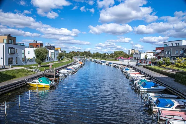 Vacker Kanalbild Med Båtar Mitt Byggnader — Stockfoto