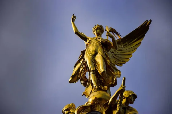 Buckingham Sarayı Nın Önündeki Altın Heykelin Düşük Açılı Görüntüsü — Stok fotoğraf