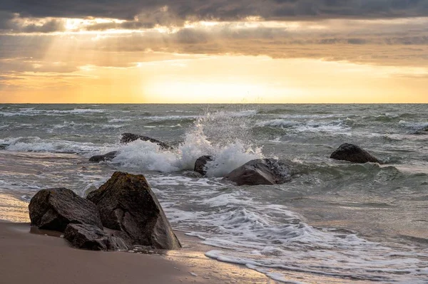 Красивый Вид Скалистое Море Волнами Закате — стоковое фото