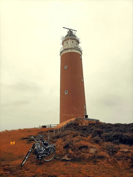 Eine Vertikale Aufnahme Des Leuchtturms Von Texel Und Fahrräder Insel — Stockfoto