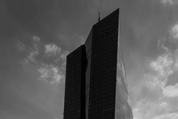 Skala Szarości Górnej Połowy Europejskiego Banku Centralnego Zachmurzonym Niebem Tle — Zdjęcie stockowe