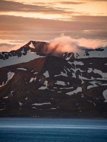 Lys Himmel Snedækkede Bjerge Island - Stock-foto