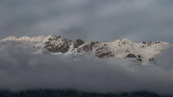 노르딕 인들의 눈덮인 산들은 업자들 주민들에게 놀라운 경험이다 — 스톡 사진