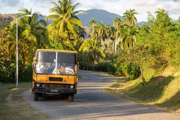 Желтый Грузовик Дороге Зелеными Пальмами Заднем Плане Сантьяго Куба — стоковое фото