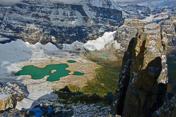 Una Vista Aérea Pequeño Lago Que Rodea Montañas Rocosas Cubiertas —  Fotos de Stock
