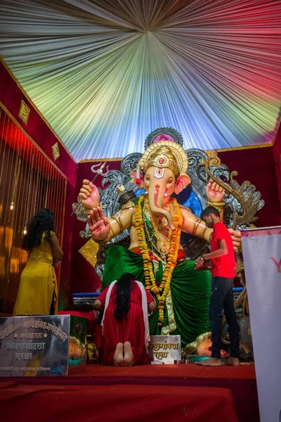 Beautiful Idol Lord Ganesha Girangaoncha Raja Being Worshipped Believers Mumbai — Stock Photo, Image