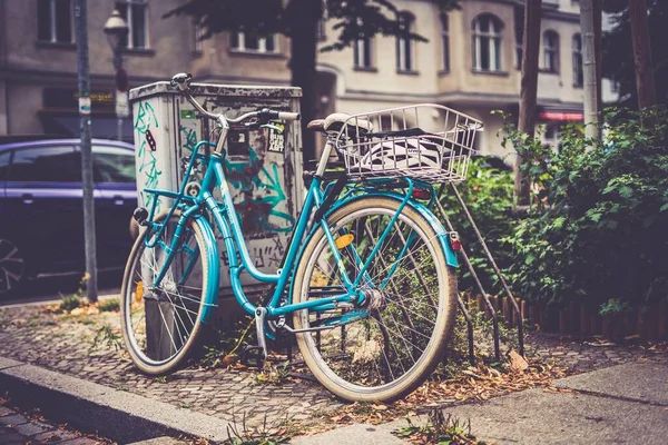 Hermoso Primer Plano Una Bicicleta Azul Apoyada Soporte Bicicleta Cerca —  Fotos de Stock