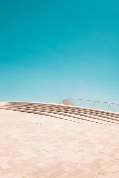 Вертикаль Сонячно Освітлених Кам Яних Сходів Біля Балкона Прозорий Фон — стокове фото