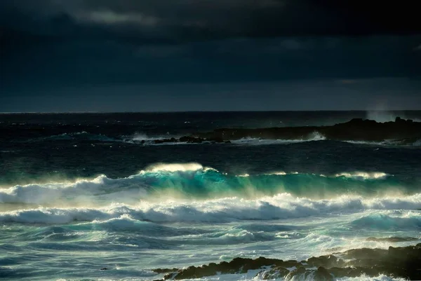 Eine Schöne Aufnahme Smaragdgrüner Meereswellen Unter Dunklem Stürmischem Himmel Island — Stockfoto