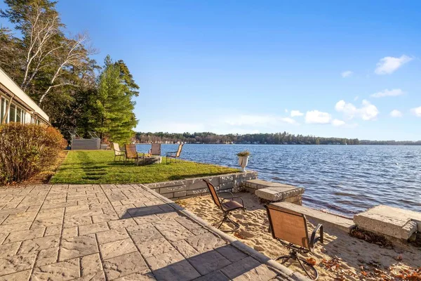 晴れた日には湖畔の家からの湖の美しい景色 — ストック写真