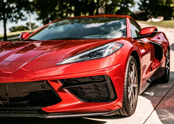 Egy Élénk Piros Kortárs Amerikai Sport Autó Közel Első Vezető — Stock Fotó