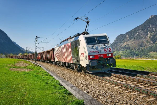 Een Goederentrein Wordt Door Oberaudorf Getrokken Door Een Elektrische Locomotief — Stockfoto
