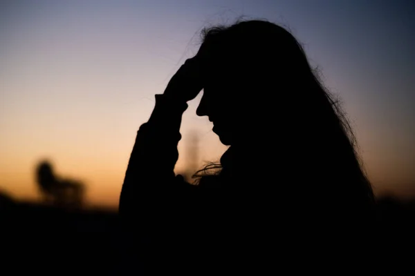Tiro Perto Uma Jovem Mulher Durante Pôr Sol — Fotografia de Stock