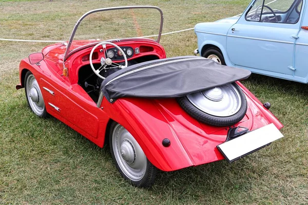 Een Achteraanzicht Van Een Klassieke Cabriolet Rode Mini Auto Met — Stockfoto