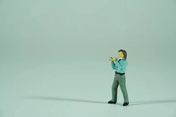 Straatmuziek Fluitspelende Man Geïsoleerd Lichte Achtergrond Miniatuurfiguren Scene — Stockfoto