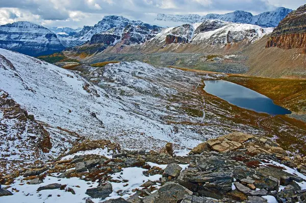 Piękny Widok Małe Jeziorko Skalistymi Górami Pokryte Śniegiem Pod Śnieżnymi — Zdjęcie stockowe