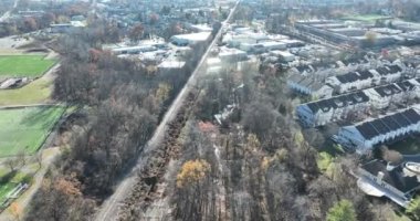 Clifton, New Jersey sokaklarının ve binaların hava aracı görüntüsü.