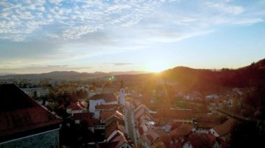 Slovenya 'nın eski Kamnik kasabasındaki Sutna caddesinin hava görüntüsü