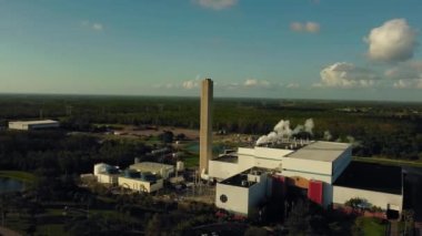 Lehigh Acres, Florida 'daki bir geri dönüşüm merkezinin insansız hava aracı görüntüleri.