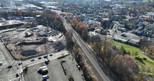 ニュージャージー州クリトンの鉄道の隣に駐車車の空中ドローンビュー — ストック動画