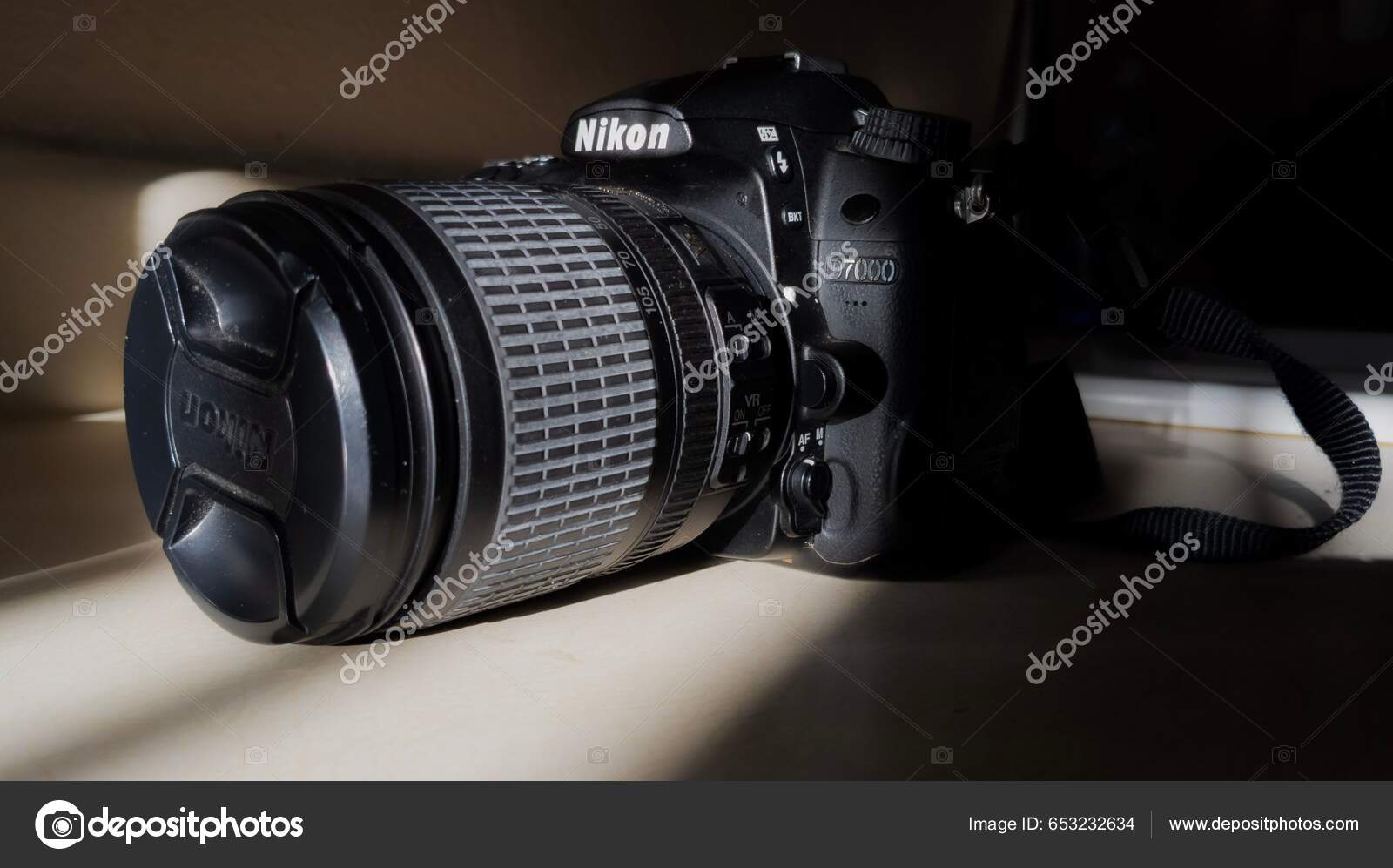 Primer Plano Una Cámara Digital Nikon D7000 Profesional Sobre Una — Foto  editorial de stock © wirestock_creators #653232634