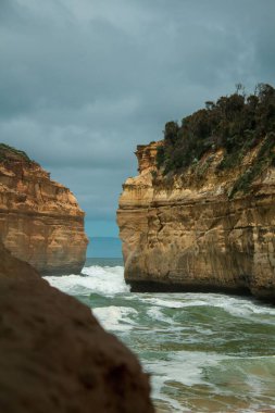 Uçurumlarla çevrili bir deniz yolu.