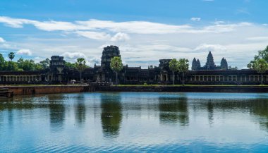 Güneşli bir günde, Kamboçya 'nın arka planında Angkor Wat tapınağı kompleksi olan bir gölet.