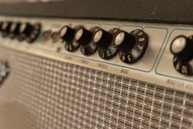 68 model Fender Deluxe Reverb 'in yakın çekimi.