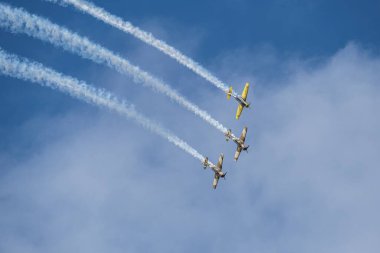 Hava gösterisi sırasında gökyüzünde uçan uçakların görüntüsü