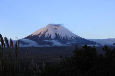 Mt. Cotopaxi Quito Ekvador 'un hemen dışında.