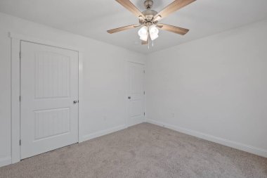 Satılık boş bir evin içi.