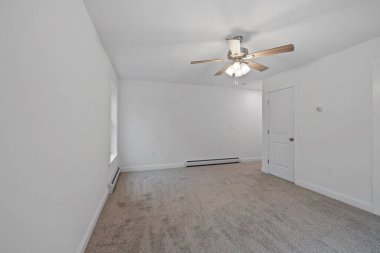 Satılık boş bir evin içi.