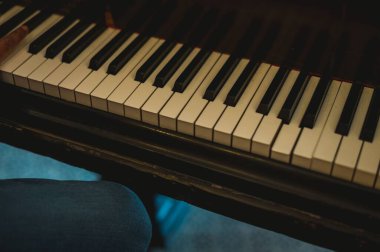 Piyano çalıyor, koyu arkaplan