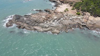 Trincomalee, Sri Lanka 'da kıyıya vuran deniz dalgalarının hava görüntüsü