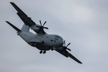 gökyüzünde uçan bir uçak